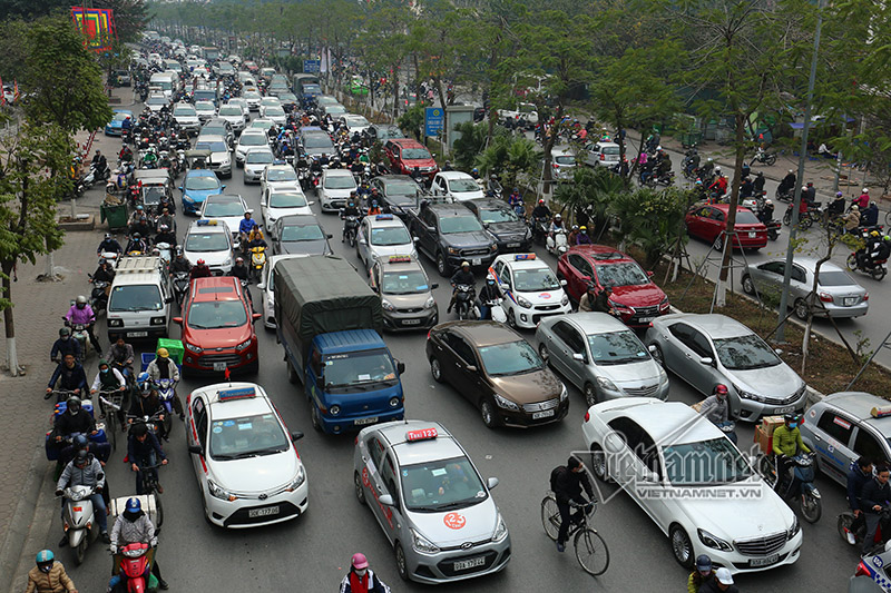 Tắc khủng khiếp giữa trưa từ ngõ ra đường lớn Hà Nội